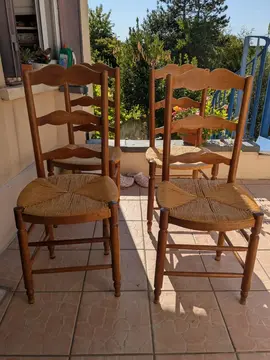 lot de quatre chaises en bois et osier