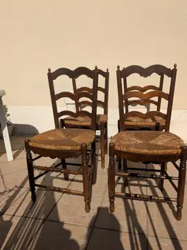 lot de quatre chaises en bois foncé et osier
