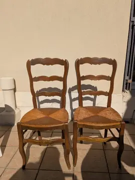 lot de deux chaises en bois foncé et osier