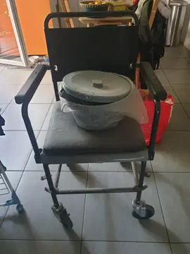donne dans l'état chaise percée