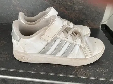 basket adidas enfant taille 33