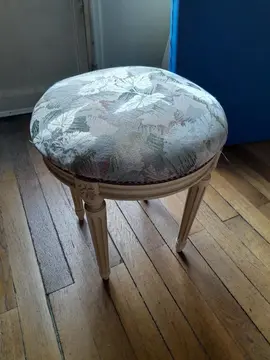 Série de 4 tabourets style Louis XVI bois laqué blanc