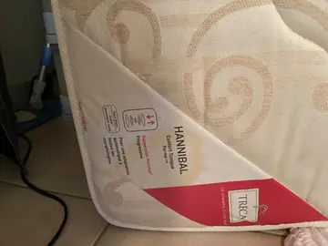 donne matelas Treca 140x190 taches sur un côté
