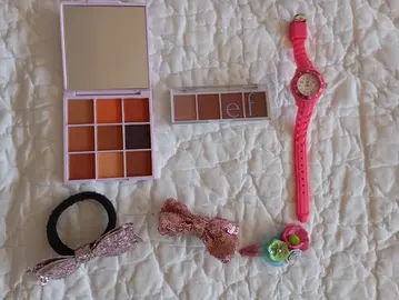 Lot fille : montre swatch rose, barrettes cheveux, maquillage yeux