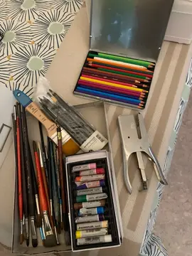 peinture pinceaux agrafeuse crayons