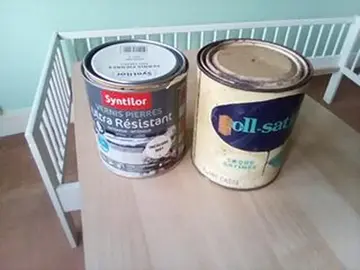 peinture blanc cassé et vernis pierres