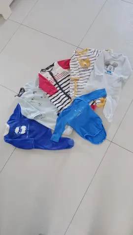 lot 5 pyjamas et un body taille 6 mois