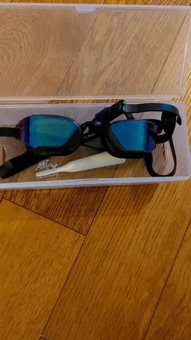paire de lunettes de natation