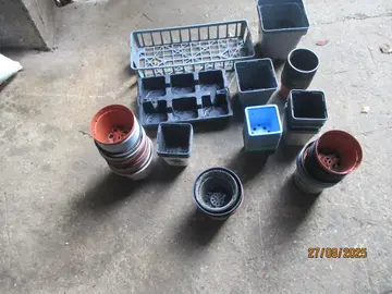 lot de plusieurs pots pour plantes et fleurs