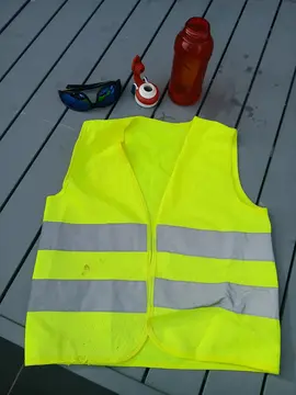 Gilet, lunettes, gourde