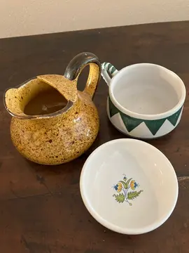 petits pots et soucoupe