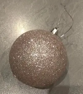 Boule de Noël scintillante à suspendre sur le sapin