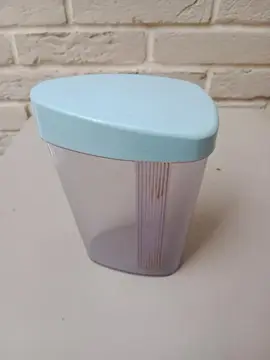 Boîte en plastique triangulaire