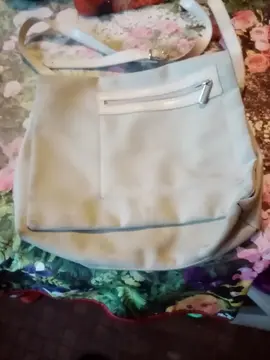 Sac à mains couleur crème (et non marron comme sur la photo)