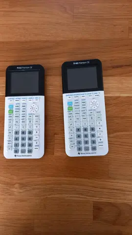 2 calculatrices Ti-83 sans les chargeurs