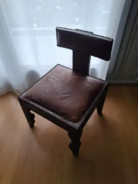 chaise basse bois et cuir type marocaine