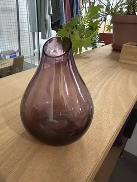petit vase en verre violet
