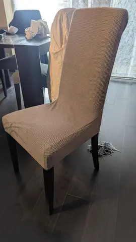 8 Chaises avec leur housse