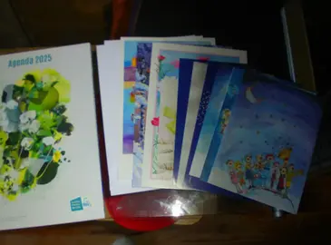 donne cartes de voeux certaines avec enveloppe + un agenda 2025