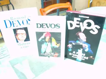 2 livres et une K7 vidéo Raymond DEVOS