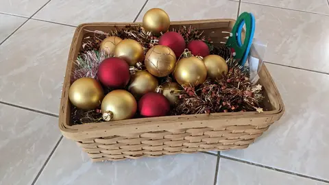 Guirlandes et boules de noël