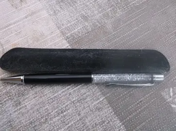 un stylo à bille avec paillettes mais il faut changer la mine