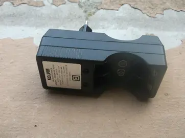 chargeur de piles à nettoyer (2 piles ont légèrement coulé)