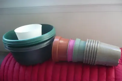 petits pots en plastique + 3 grands pots pour plantes ou autres