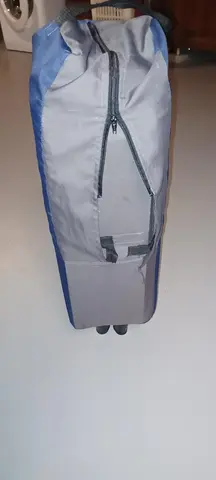 lit parapluie avec matelas, chaise haute, transat a bascule, arche d'éveil, gigoteuse et draps hous