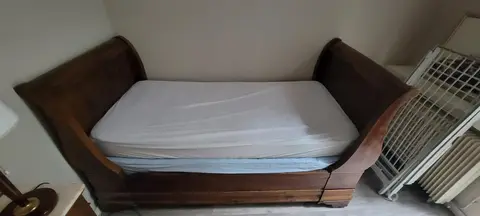 joli lit bateau ancien en bon état.