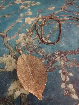 Pendentif feuille dorée + chaîne
