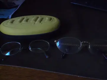 2 montures de lunettes