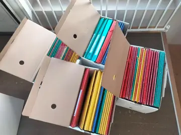 lot de boîtes à archives et chemises cartonnées
