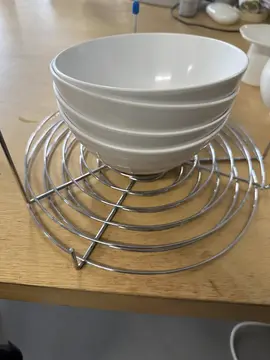 Bowls en plastique et truc en metal