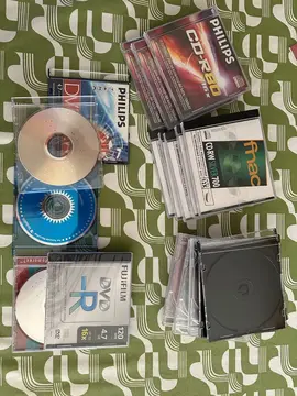 lot de DVD vierges et boîtiers vides