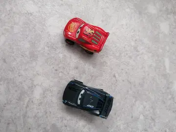 2 minis voitures cars flash mc queen