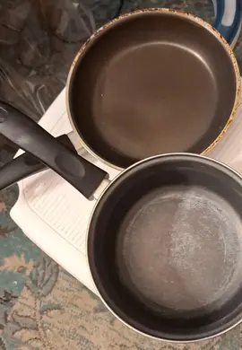 1 petite poêle et 1 petite casserole