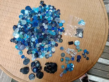 Lot de boutons bleus