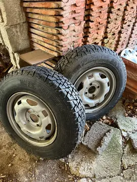 deux. Pneus neige cloutés.