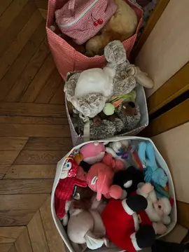 donne 3 bacs de peluches et déguisements fille / garçon