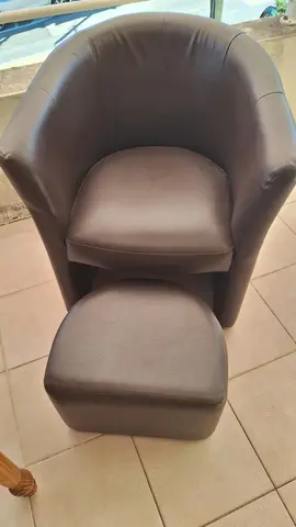 2 chauffeuses avec tabouret repose pieds