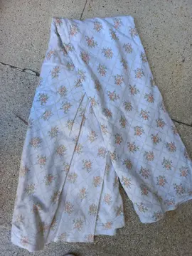Chute de tissus ou nappe en coton. blanche motifs fleuris