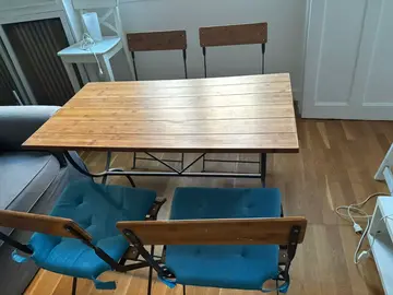 table + 4 chaises en bois