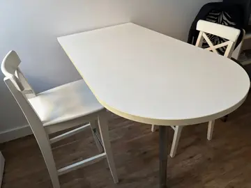 bar et chaises de bar