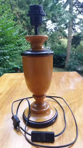 pied de lampe en noyer