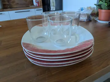 5 assiettes et 4 verres