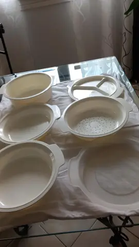 une série de plats en plastique