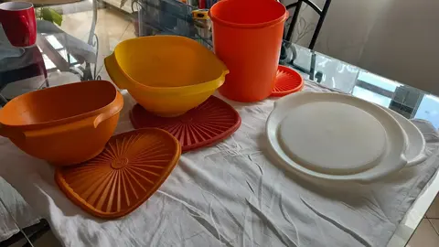 plusieurs boites Tupperware