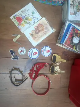 bibelots, patchs, lunette fantaisie, collier d'halloween...