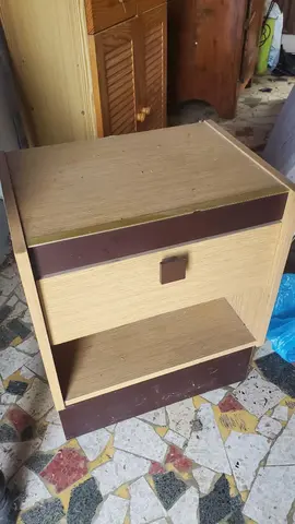 table de chevet, lit et clic clac